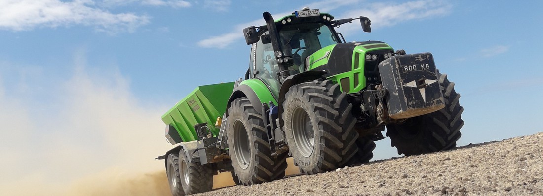 Kalkstreuer der Agro Service GmbH im Einsatz